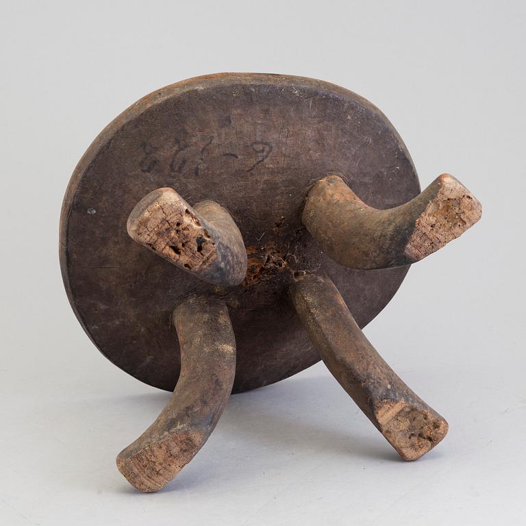 A STOOL, probably Ethiopian, first half of the 20th century, diameter ca 32 cm, height ca 21,5 cm.