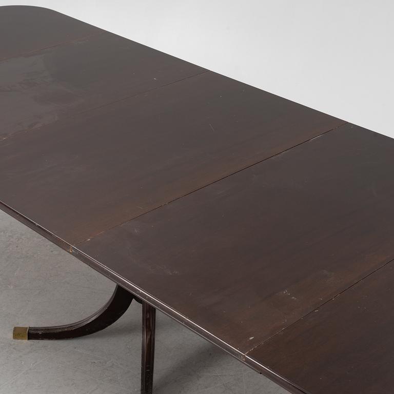 An English style dining table, 20th century.