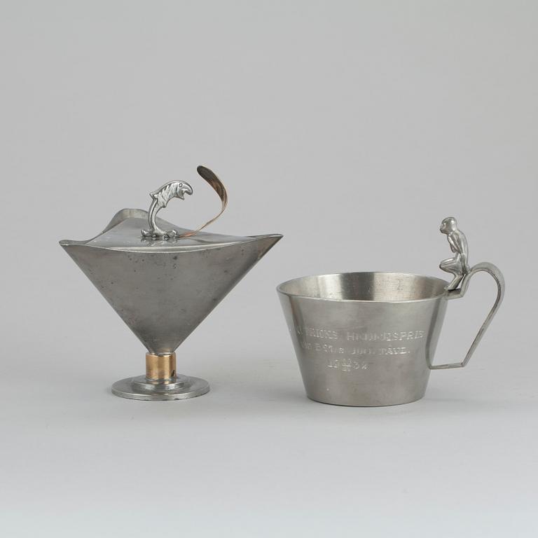 SKÅL MED LOCK SAMT MUGG, tenn, Firma Svenskt tenn respektive Guldsmedsaktiebolaget GAB, Stockholm 1931 och 1930.