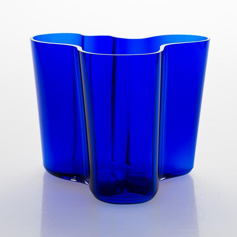 Alvar Aalto, vas, modell 3030, signerad Alvar Aalto 2795/1990.