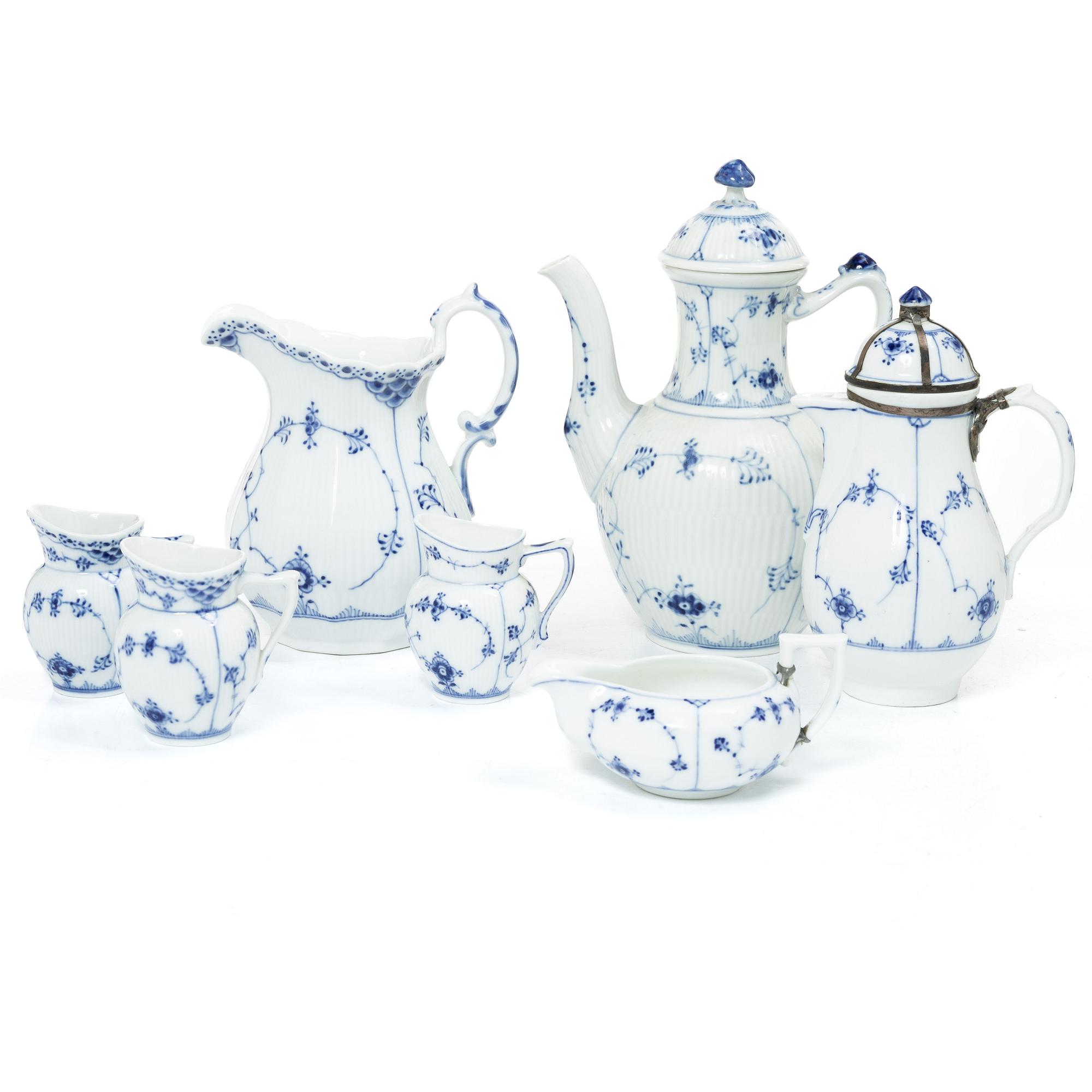 Royal Copenhagen, Lot of porcelain, 7 pieces, “Musselmalet”, coffee pot, chocolate pot, water jug, sauce boat, 3 cream jugs, 20th century.