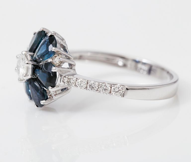 RING, blå safirer totalt ca 1,80 ct, diamanter totalt ca 0,44 ct.