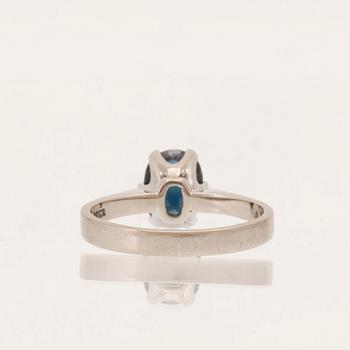 Ring 18K vitguld med oval fasetterad safir, Atelier Ajour Stockholm 1985.