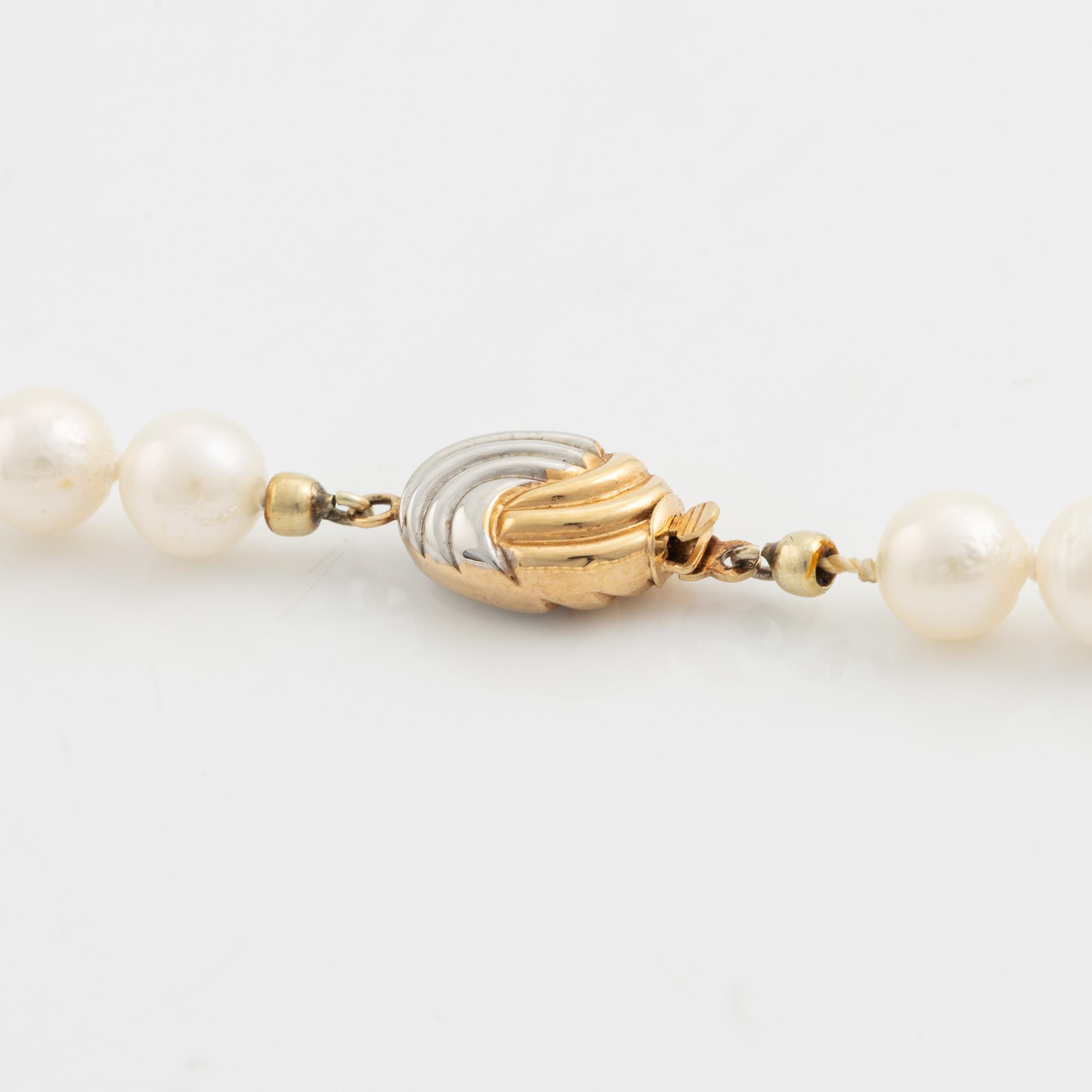 Cultured pearl necklace, clasp 18K gold.