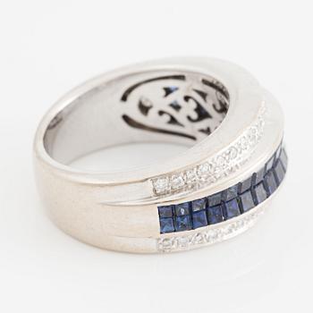 Ring in 18K white gold set with carré-cut sapphires and brilliant-cut diamonds.