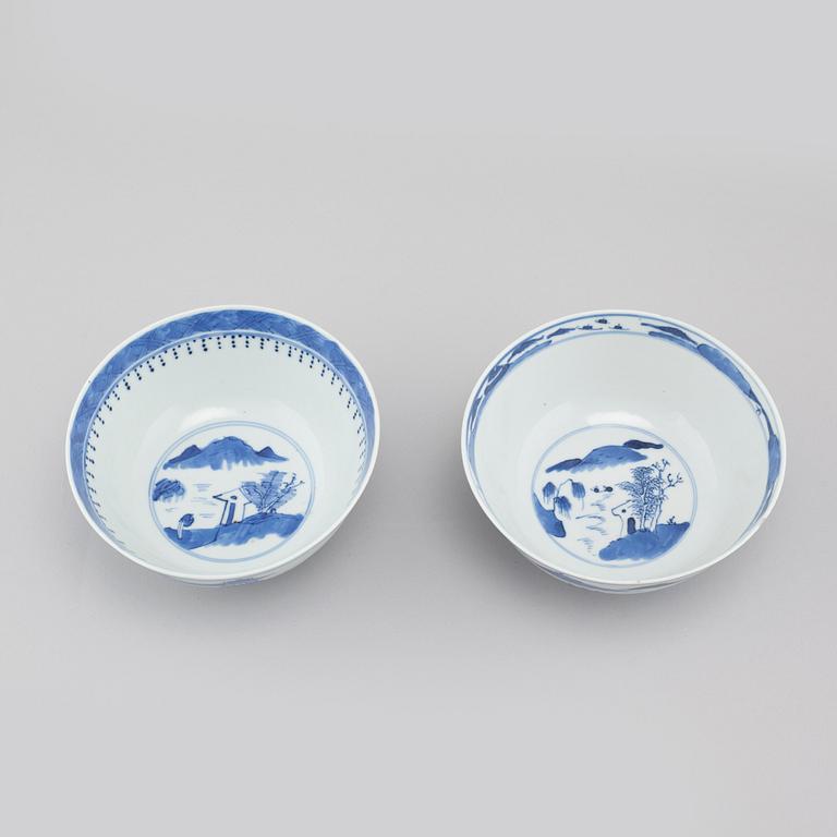 A Chinese porcelain 18th century platter and two bowls from arund the turn of the century 1900.