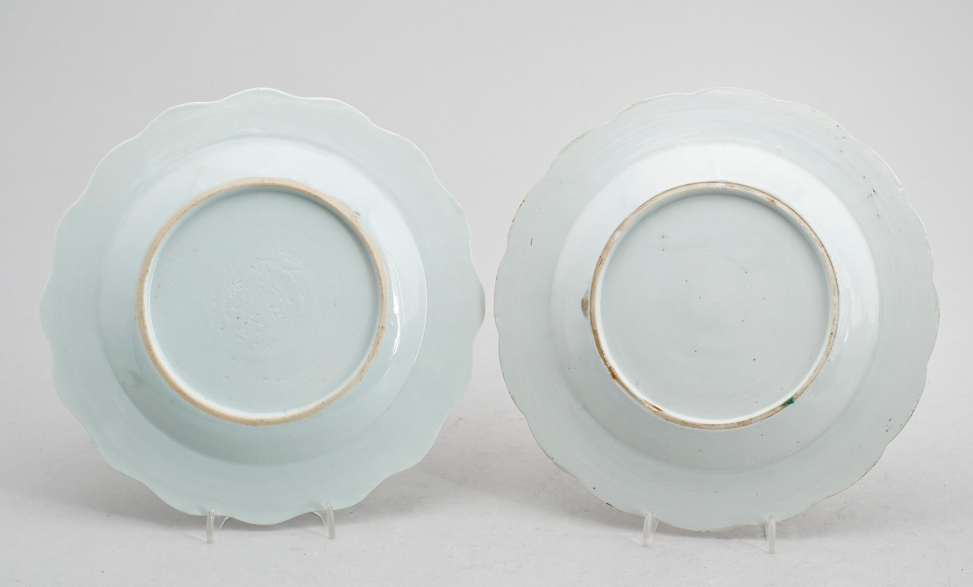 TALLRIKAR, 2 st, porslin, Kina, Qianlong 1736-1795.