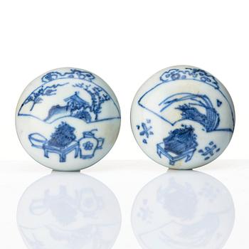 Two blue and white boxes with covers, 'Hatcher Cargo', 17th Century.