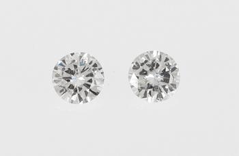 521. BRILJANTSLIPADE DIAMANTER, 2 st, 0.25 ct vardera, oinfattade.