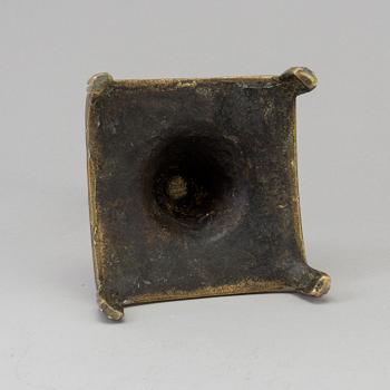 A 17TH CENTURY BRONZE CANDLESTICK.