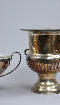 VINKYLARE, 2 st, samt JARDINIERE, nysilver, 1900-talets första hälft.