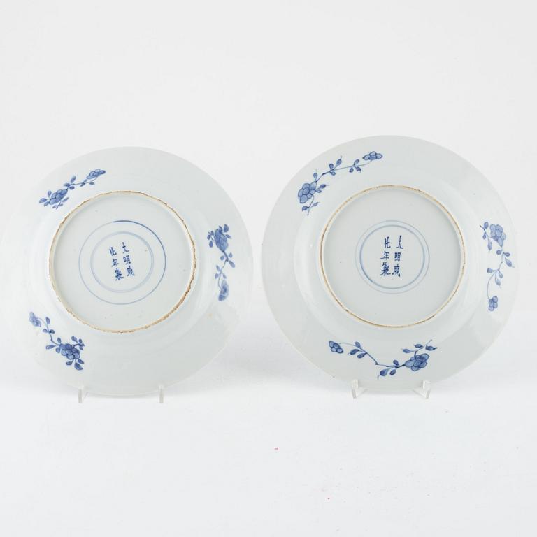 A pair of blue and white plates, late Qing dynasty.