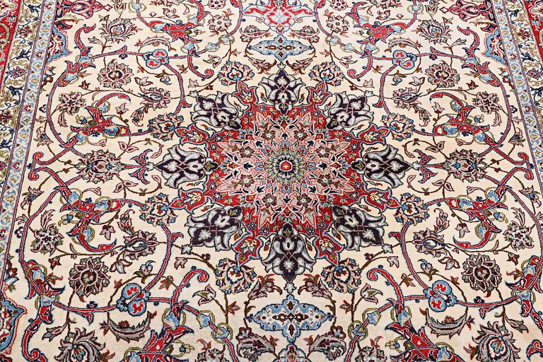 Matta, Isfahan, part silk, ca. 304 x 204 cm.