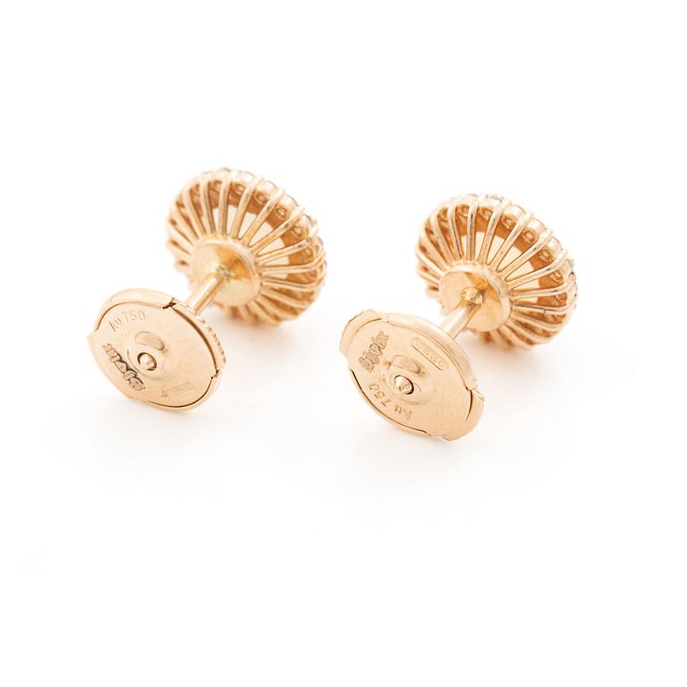 18K gold earrings with opals and brilliant-cut diamonds.