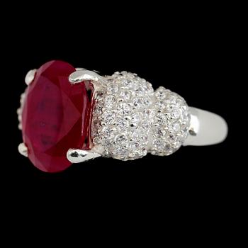 RING, vitguldspläterat sterlingsilver, rubin ca 10.00 ct, vita safirer tot ca 2.10 ct.