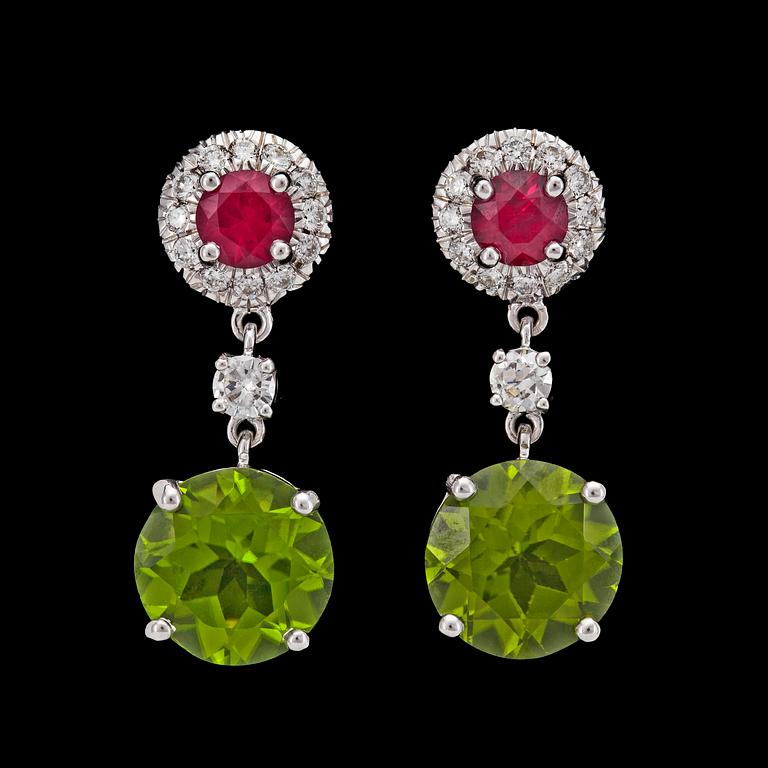 ÖRHÄNGEN, rubiner, peridoter, 5.22 ct, och briljantslipade diamanter, tot. 0.30 ct.