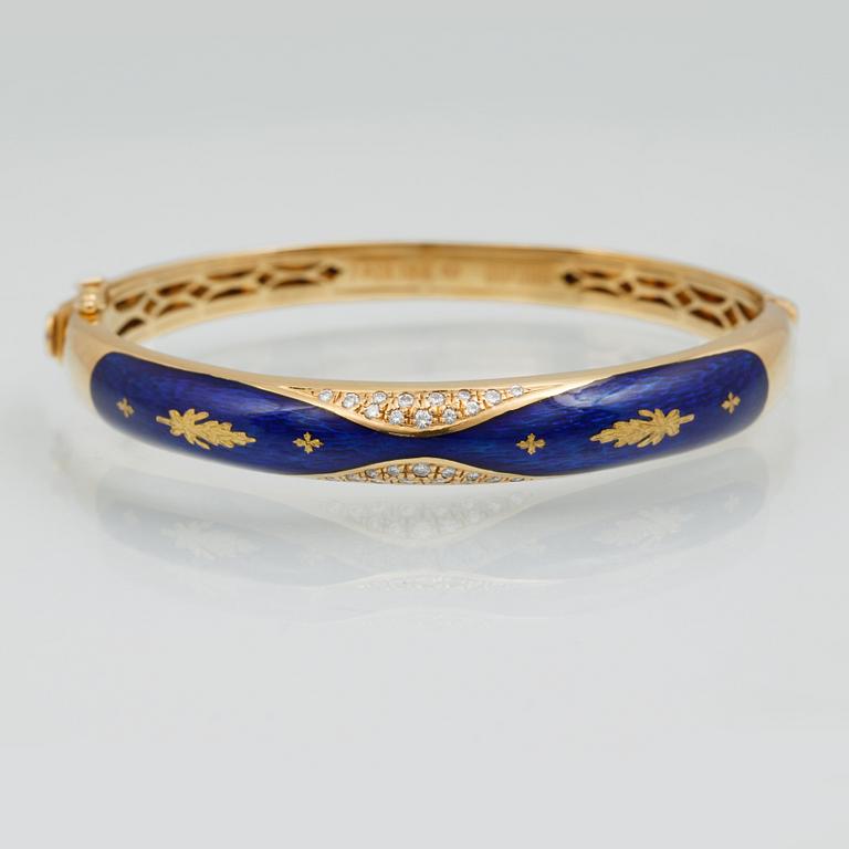 ARMRING, 18K guld, 26 briljantslipade diamanter samt blå emalj, Fabergé, modell F1344, numrerad 66/300. Vikt 41,7 gram.