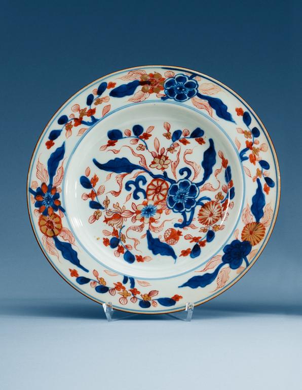 A set of four imari dinner plates, Qing dynasty, Kangxi (1662-1722).