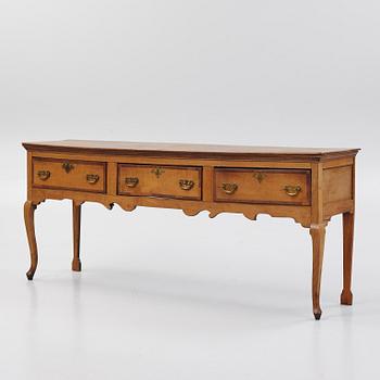 Sideboard, England, omkring 1900 med äldre delar.