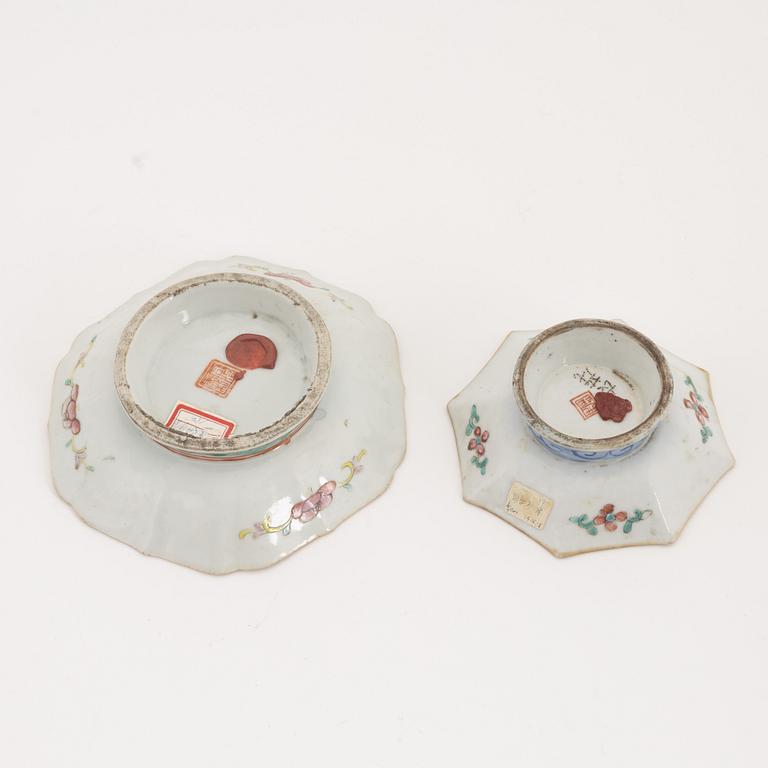 A set of two serving dishes and a teapot, 19th/20th century.