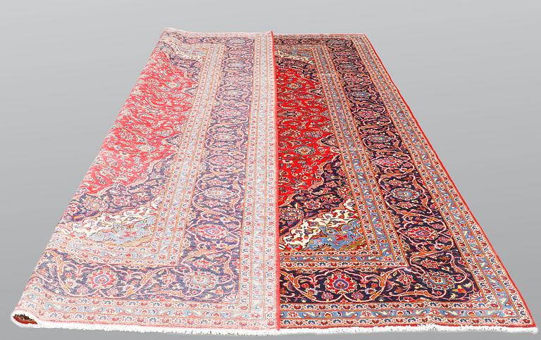 A carpet, Kashan, ca 401 x 302 cm.