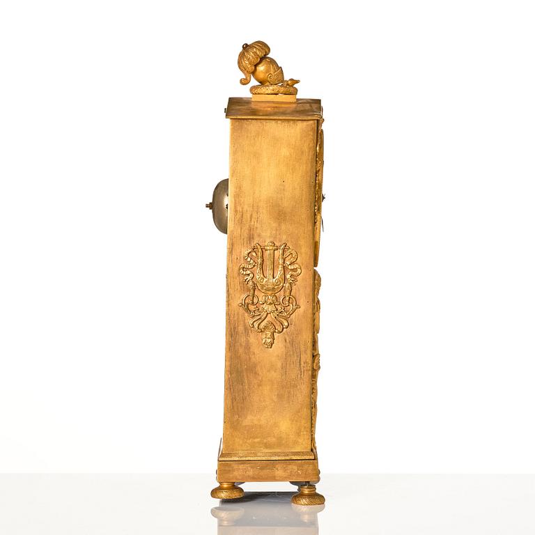 Bordspendyl, märkt "Schunick Ainor in Berlin", Tyskland, Empire.