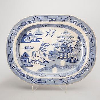 UPPLÄGGNINGSFAT, flintgods bl.a. Stafford-shire, 10 delar, 1900-tal.