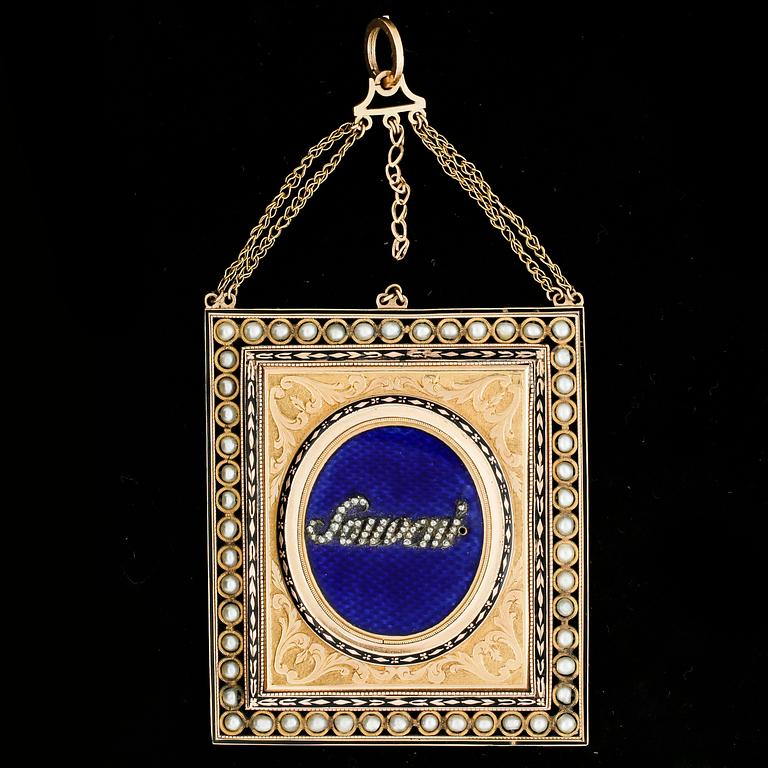 HÄNGE/RAM, 14k guld, pärlor och emalj. 1800-talet andra hälft. Total vikt 28 gr.