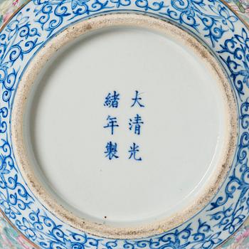 Praktvas, porslin. Qingdynastin med Guangxus märke och tid.