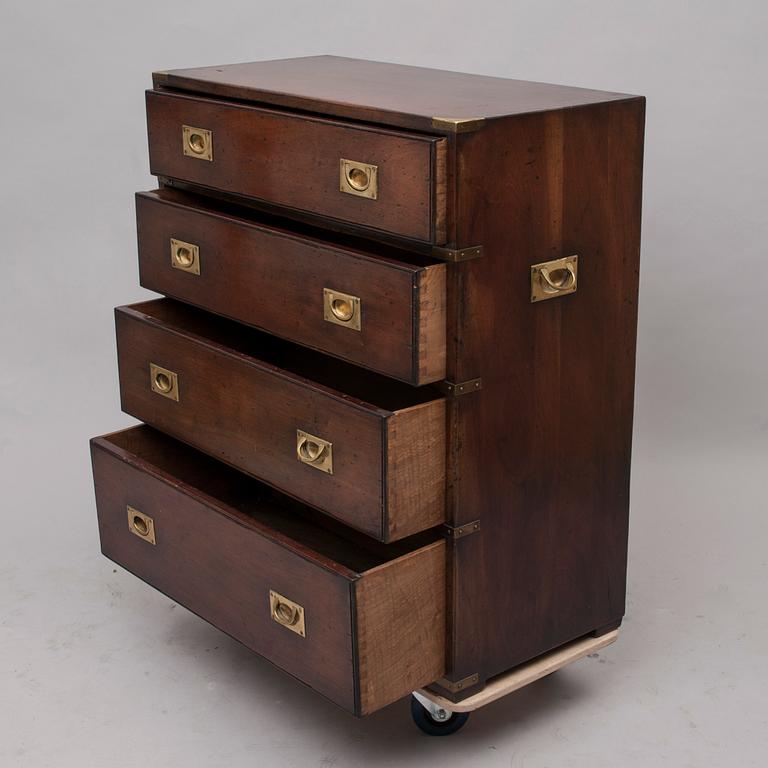 BYRÅ, Campaign chest, England 1900-talets mitt.