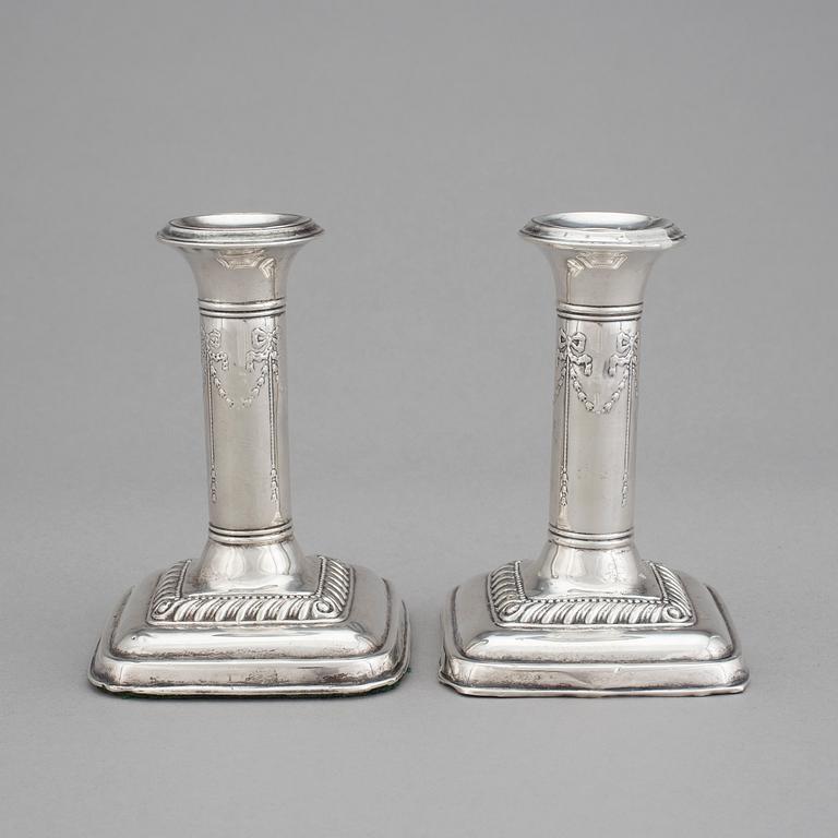 LJUSSTAKAR, ett par, silver, Birmingham, 1907.