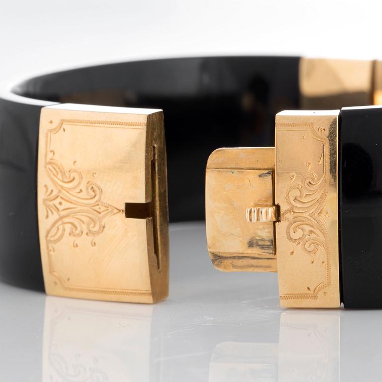 Armband onyx och 18K guld samt pärlor.