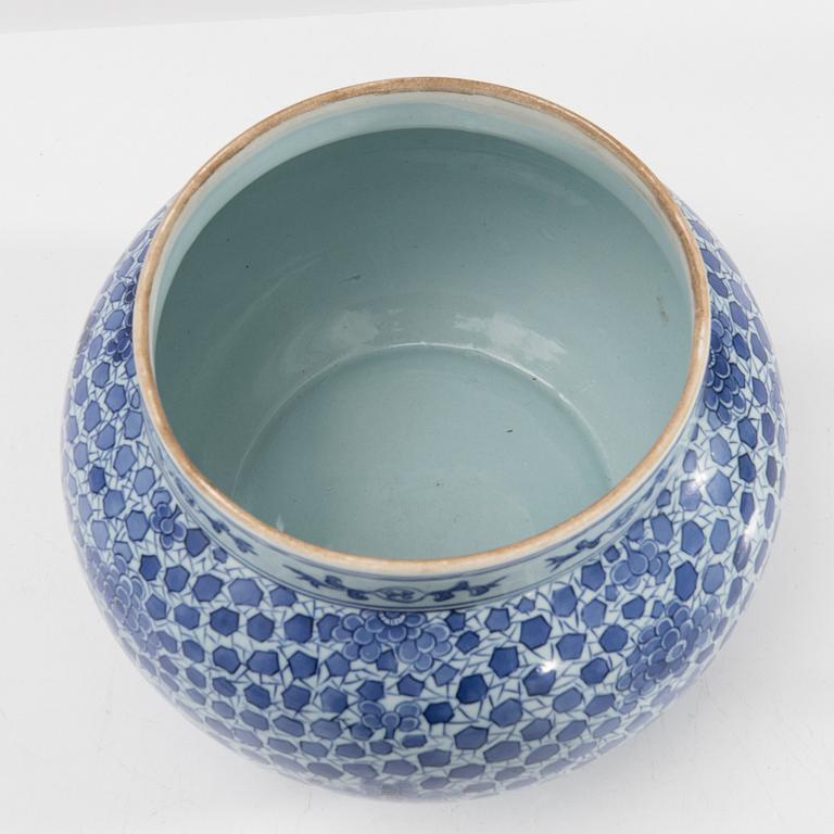 Urn with lid, China, 20th century.