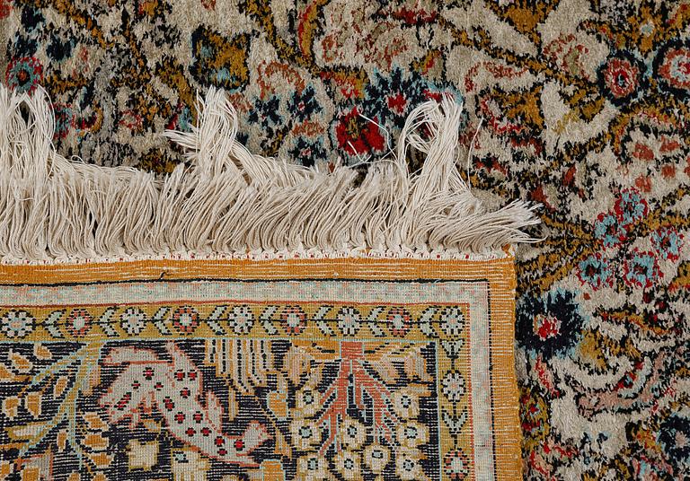 MATTA, Ghom, part silk, old, 164 x 104 cm.