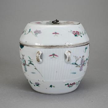 KAROTT MED LOCK, porslin, Kina omkring 1900.