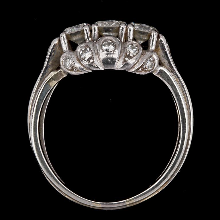 RING, 3 brilliant cut diamonds and smaller diamonds, tot. app. 3 cts.