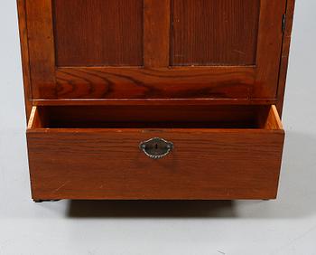 KLÄDSKÅP, 1900-talets första hälft.