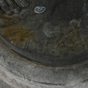 Pitta Luga, jälkeen, Seisova nainen.