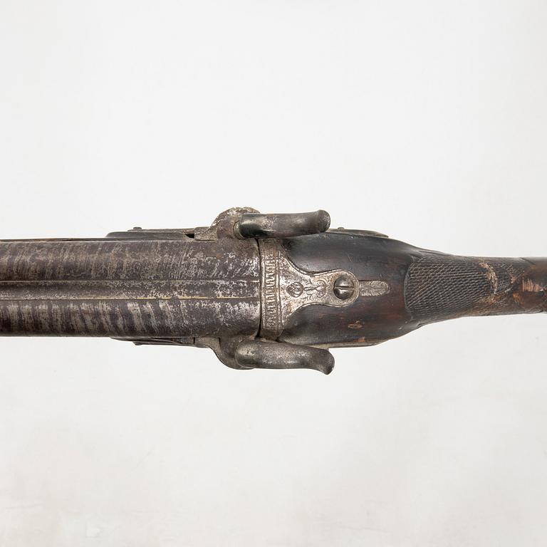 Slaglåsgevär, dubbelpipigt, ändrat från flintlås, 1800-tal.
