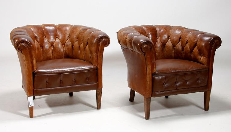 FÅTÖLJER, ett par, Chesterfieldmodell. 1900-talets början.