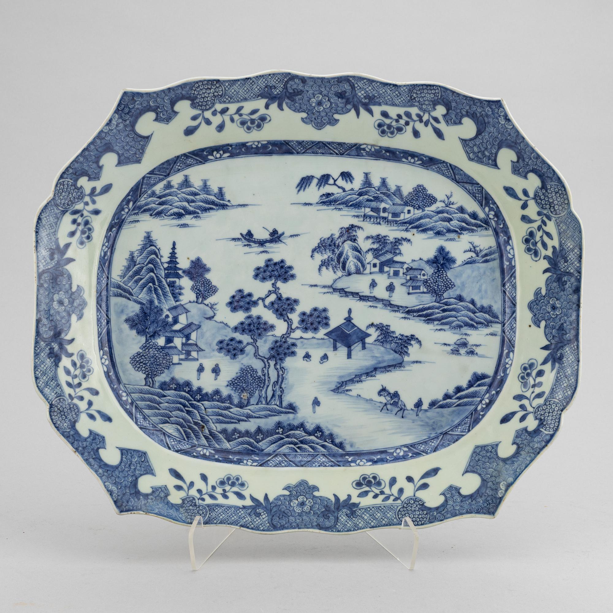 Serveringsfat, porslin, Kina, Qingdynastin, Qianlong (1736-95).