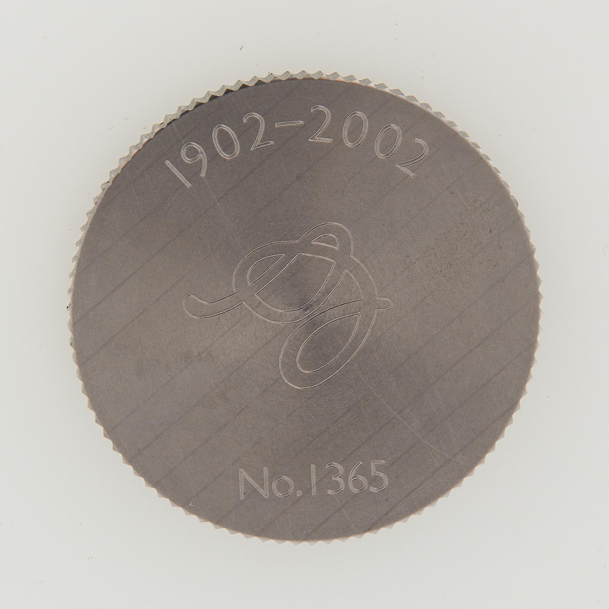 Arne Jacobsen, kattovalaisin "Stelling pendant" Louis Poulsen Tanska, 2002.