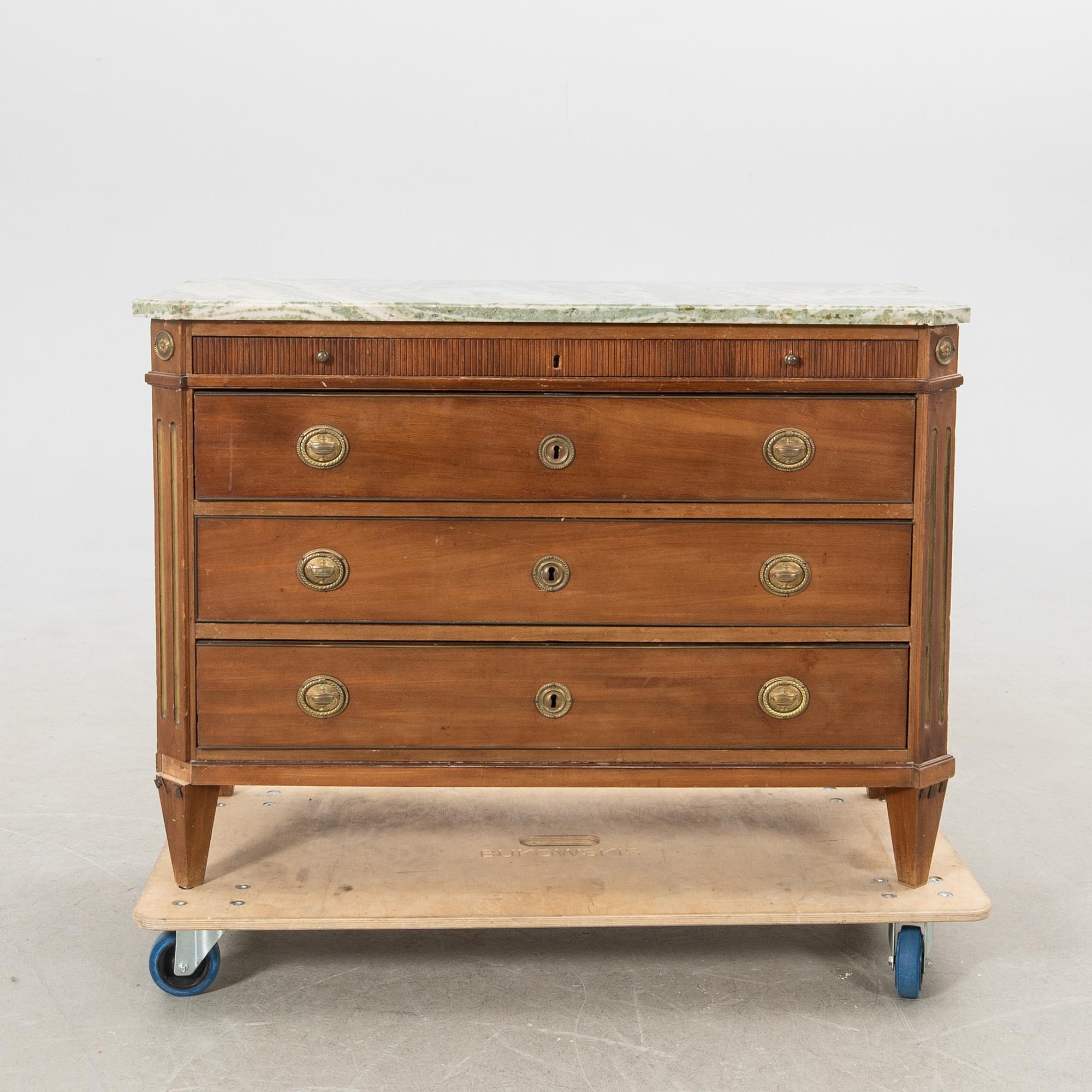 Chest of drawers, Gustavian style, early 19th century.