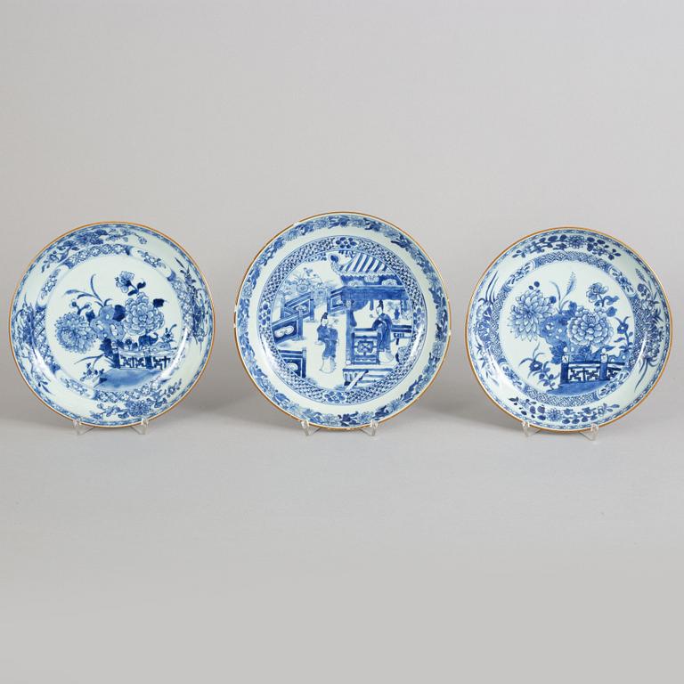 A set of 3 blue and white dishes (2+1), Qing dynasty, Qianlong (1736-95).