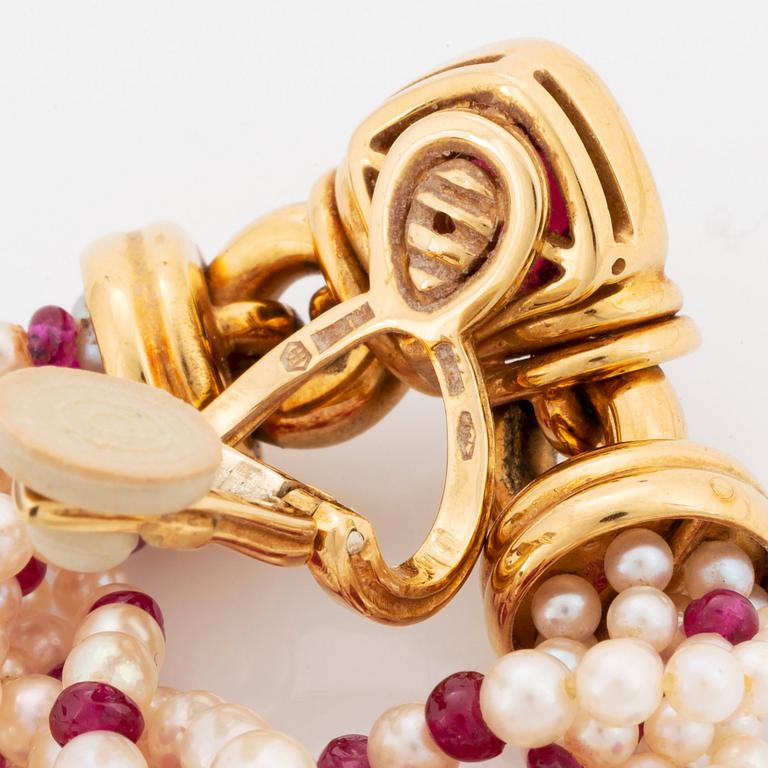 Bulgari ett par örhängen 18K guld med cabochonslipade turmaliner, odlade pärlor och rubiner.