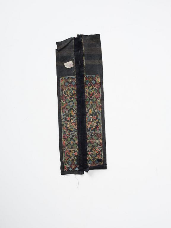 Textilfragment, två delar, scroll samt doftdosa, Qingdynastin.