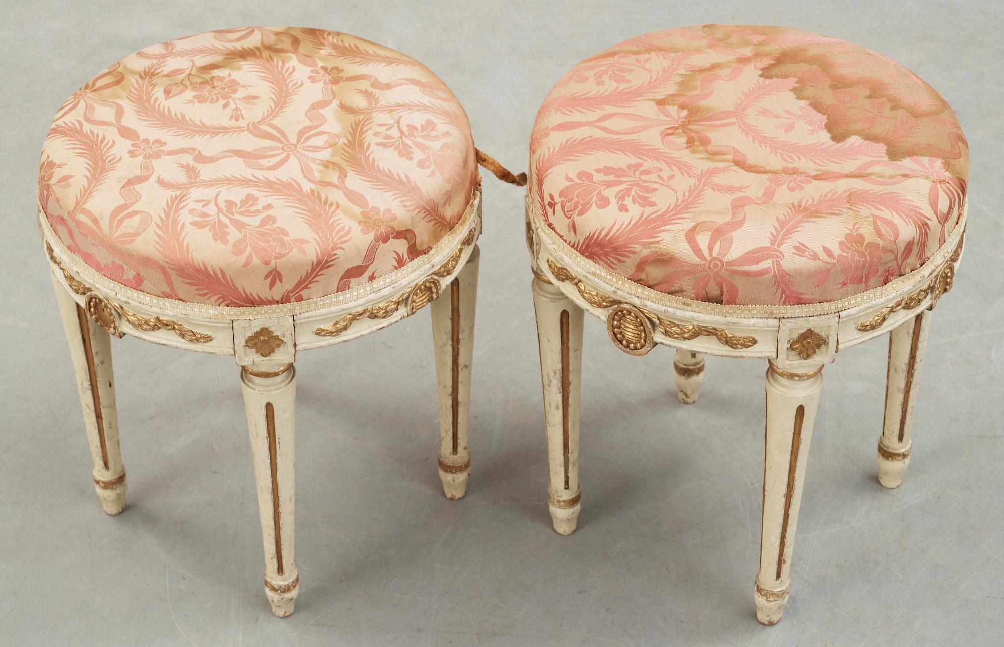 TABURETTER, ett par, gustaviansk stil, 1900-talets första hälft.