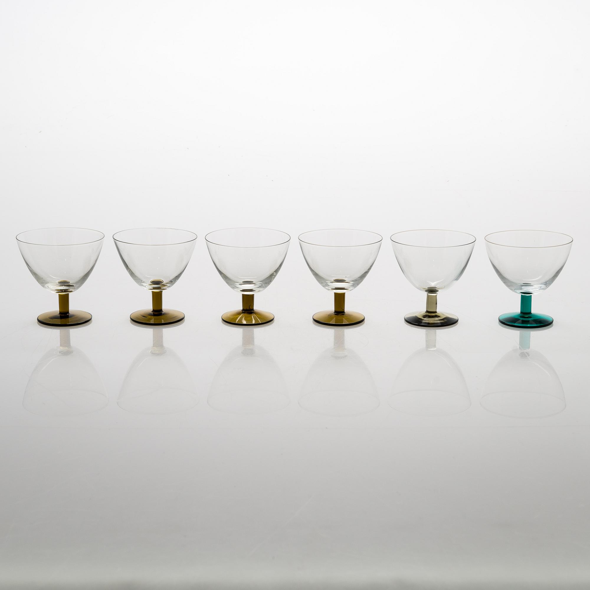 Saara Hopea, A set of 12 mid 1900s cocktail glasses, model 2126, Nuutajärvi Notsjö, Finland.