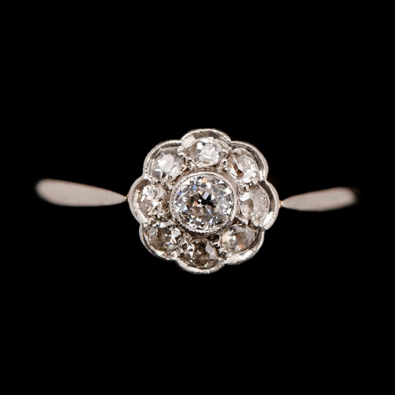RING, 18 k röd- och vitguld, med briljanter tot ca 0.40 ct.