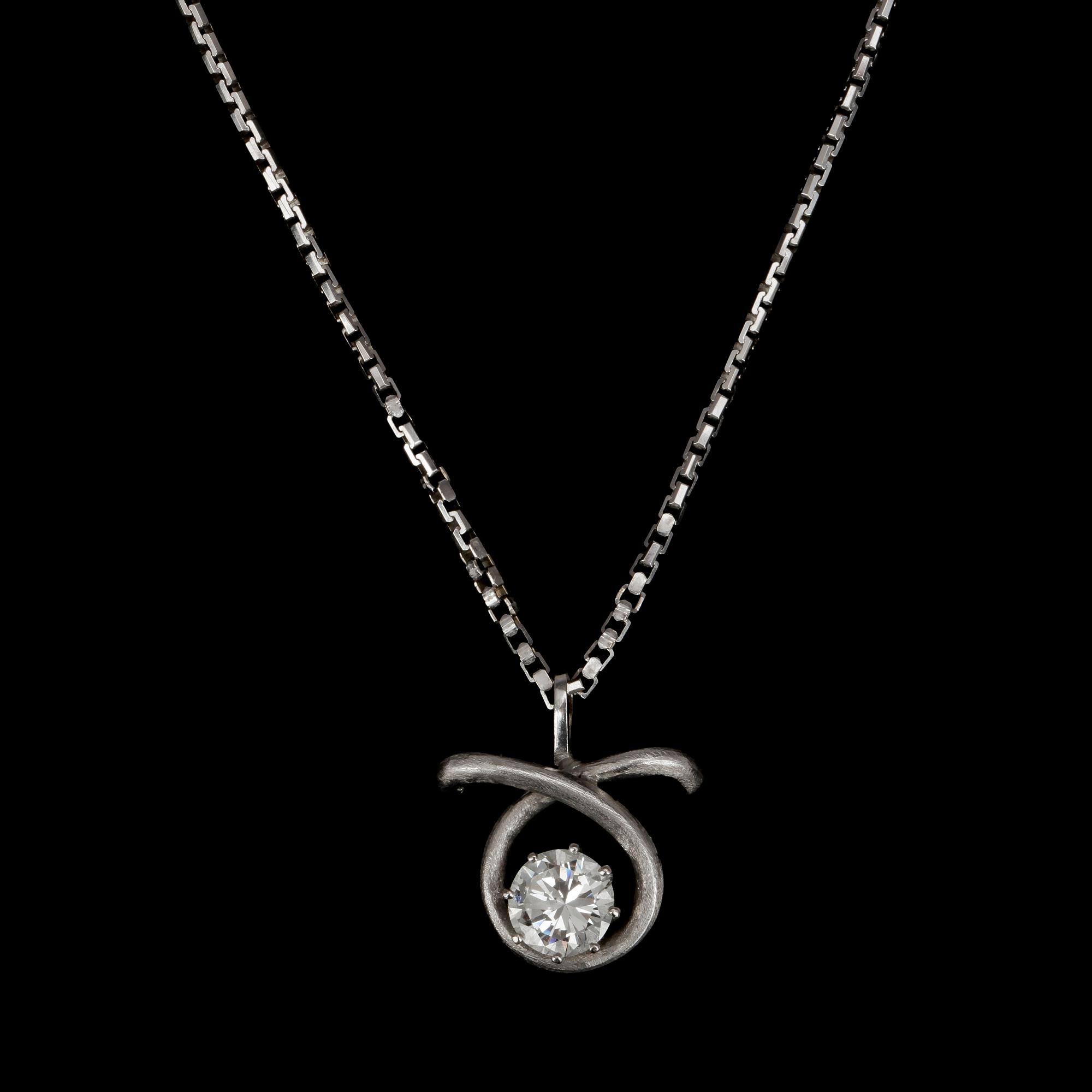 HÄNGSMYCKE med Oxens stjärntecken, G Dahlgren, 1957. Briljantslipad diamant ca 1.50 ct. Kvalitet ca J/VS.